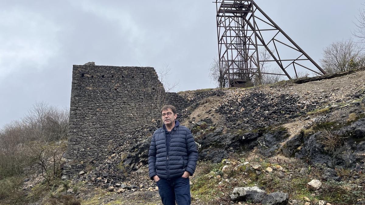 El alcalde de Cabrales, Jose Sánchez, en mina Delfina, eje central del plan de sostenibilidad turística del concejo