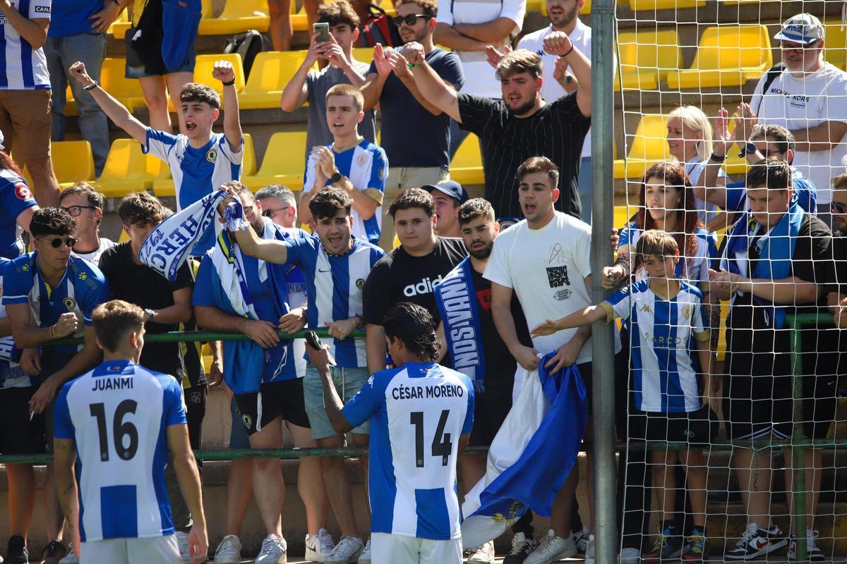 César Moreno acude a saludar a la afición del Hércules después de la derrota con el Sant Andreu.