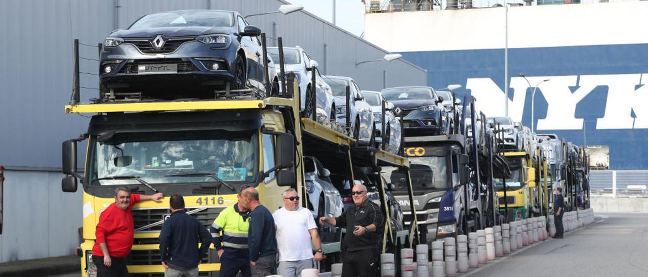 Camiones cargados con coches Renault, ayer por la mañana // Ricardo Grobas