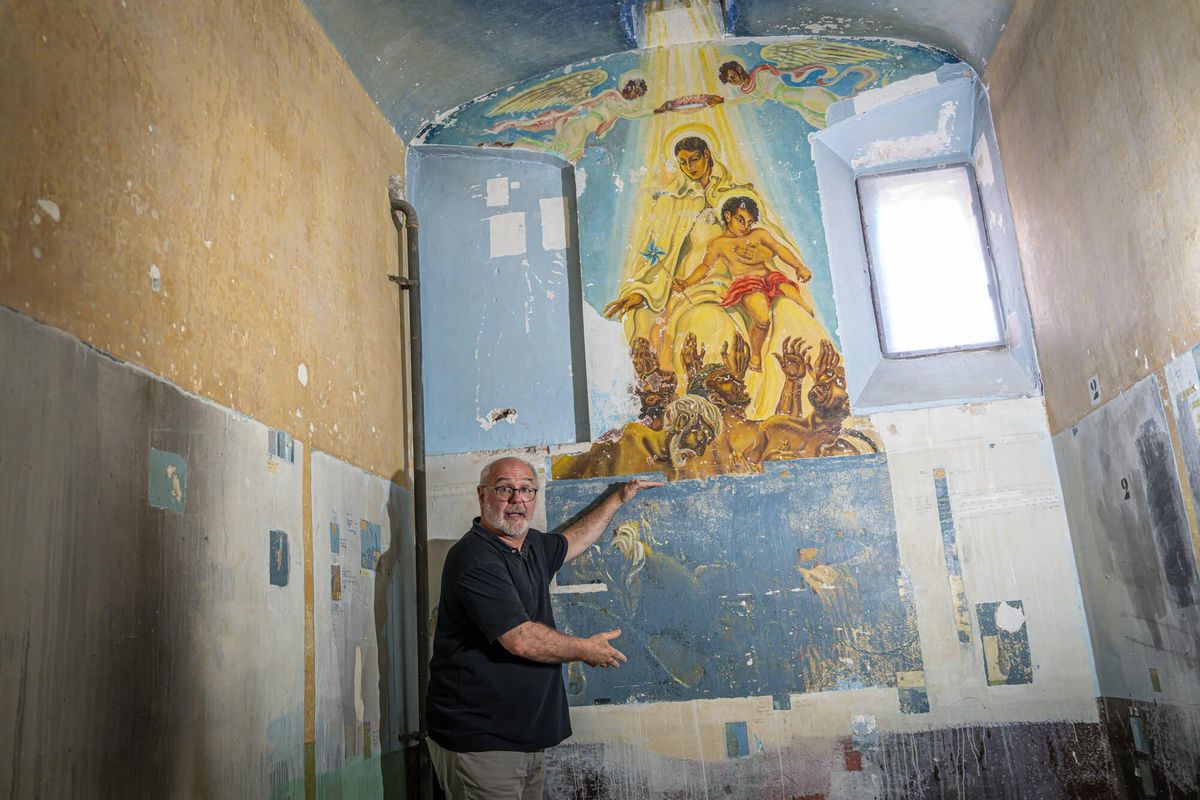 Pere Rovira, coordinador de los trabajos de restauración de la 'Capilla gitana', explica la escena principal de la obra de Helios Gómez