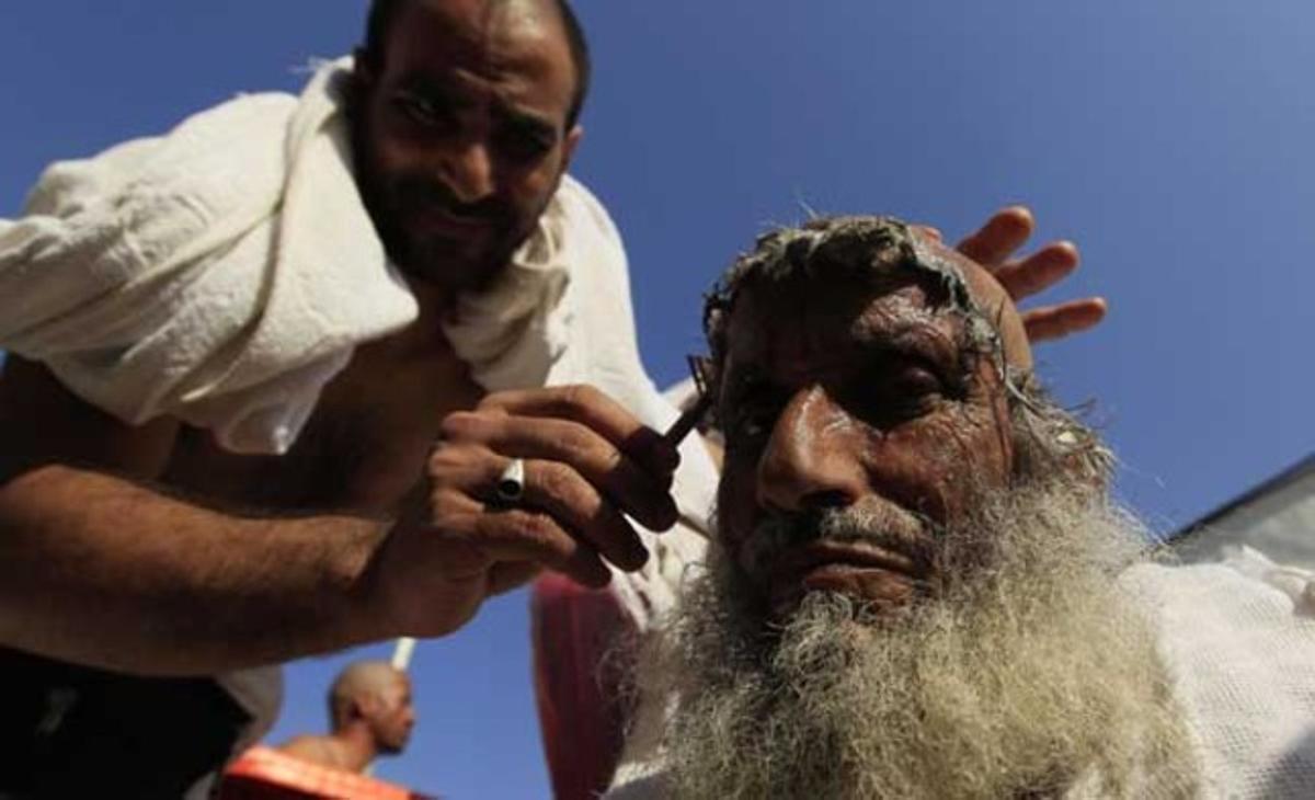 Un pelegrí musulmà s’afaita el cap després de llançar còdols a la columna que representa el mal, durant el pelegrinatge del hajj a la Meca (Aràbia Saudita).