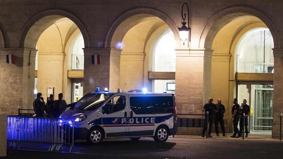 Policias franceses en los accesos a la estación de Nimes.