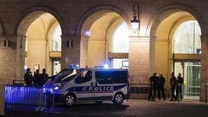 Policias franceses en los accesos a la estación de Nimes.