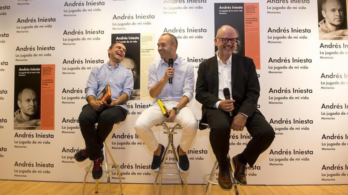 Marcos Lopez y Ramon Besa flanquean a Andres Iniesta durante la presentacion del libro 'La jugada de mi vida'.