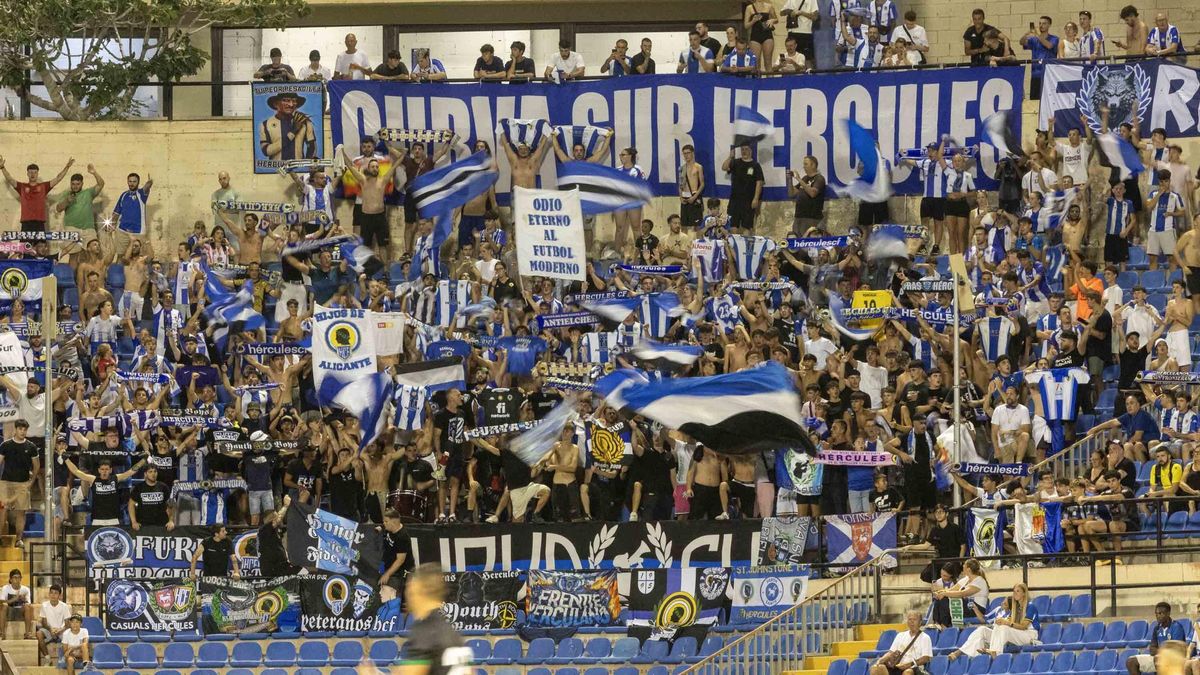 La afición del Hércules durante el derbi ante el Elche.