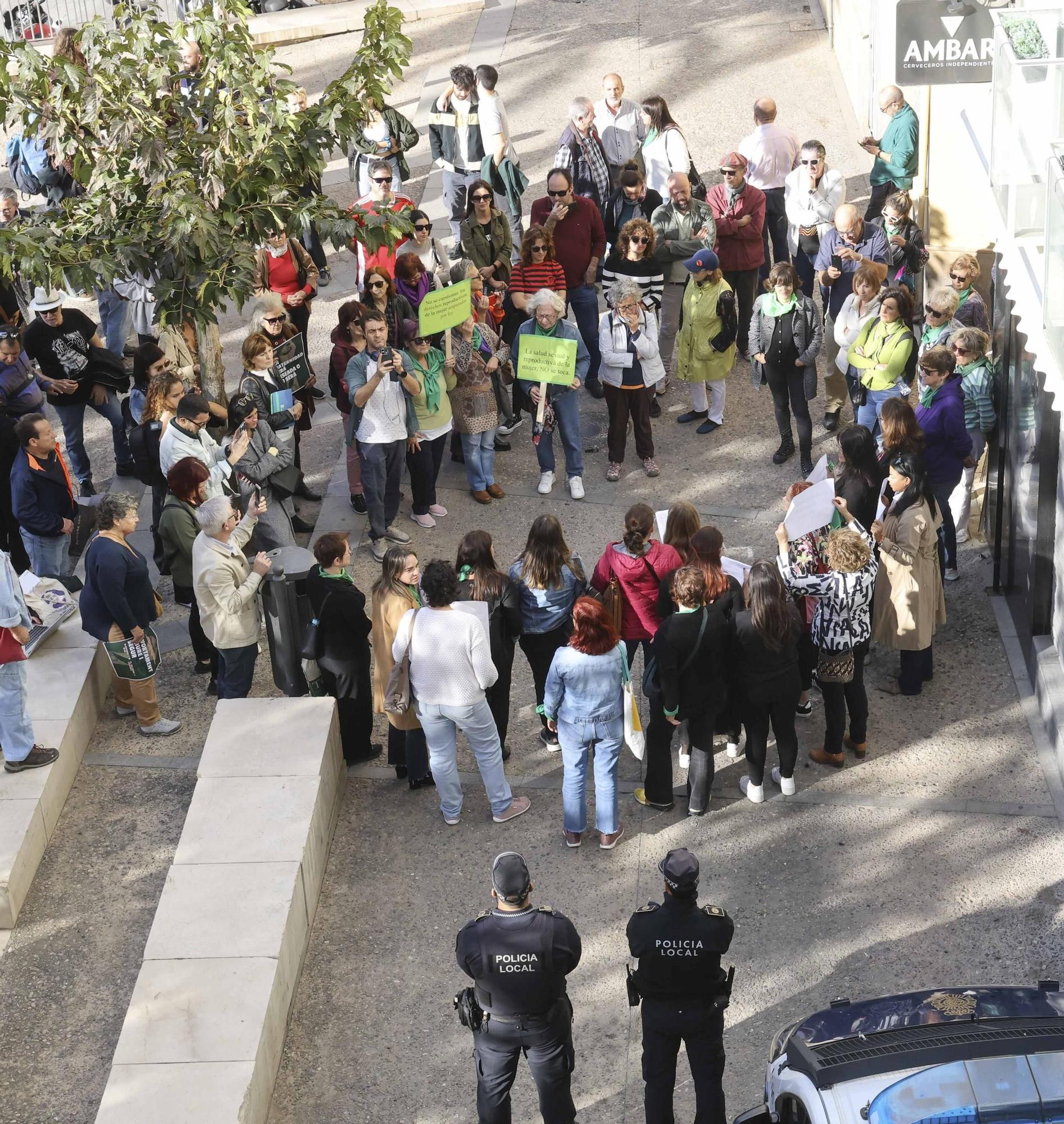 PP y Vox inauguran la polémica oficina "antiaborto" de Alicante entre críticas por "ilegal"