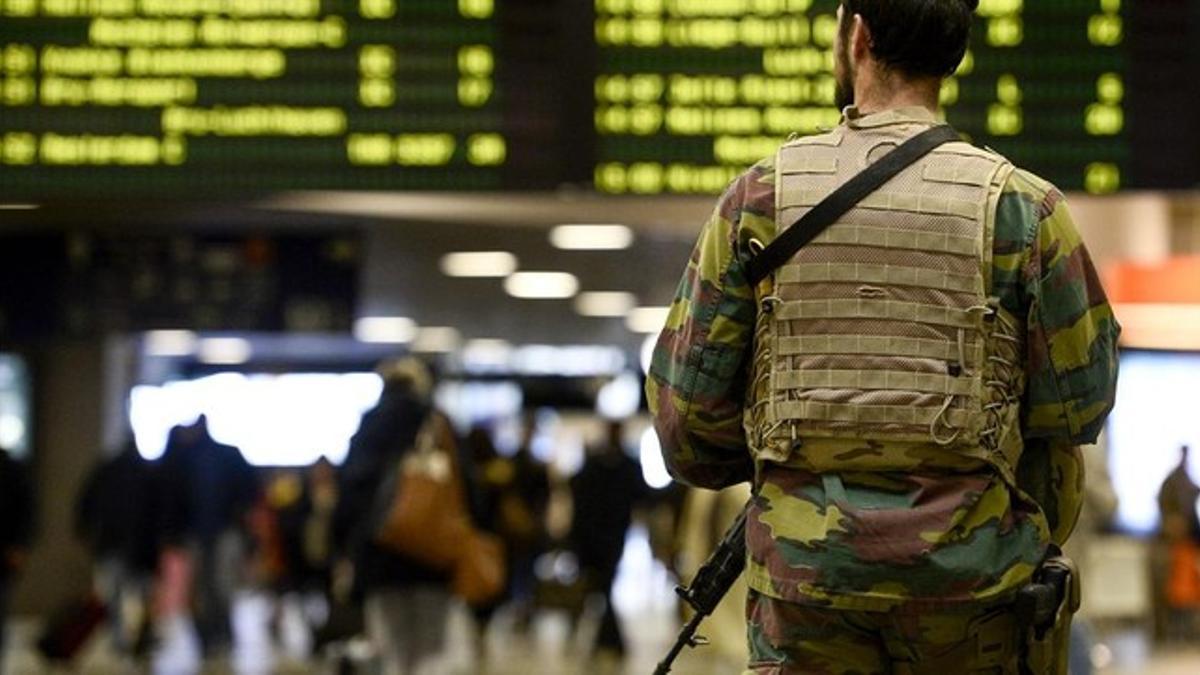Un soldado patrulla en la Estación Central de Bruselas tras los atentados del pasado viernes.