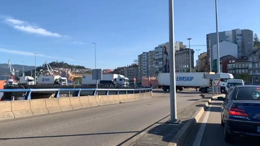 El desfile de camioneros salió del puerto de Guixar e interrumpió el tráfico a la salida del túnel de Beiramar.