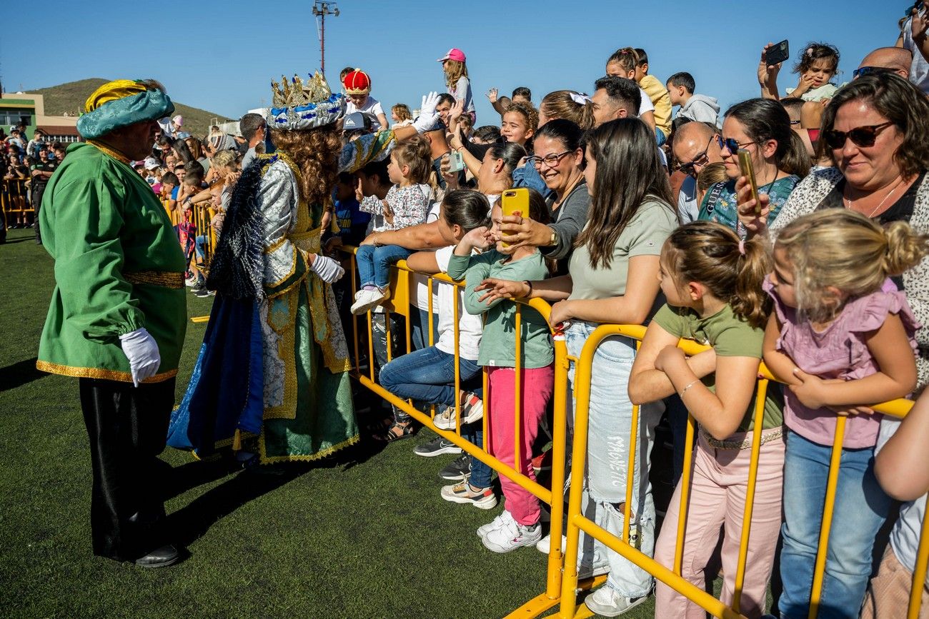 Miles de personas llenan de ilusión el Estadio de Barrial en la llegada de los Reyes Magos