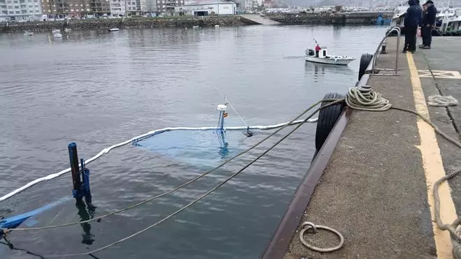 Aparece hundido un mejillonero en el muelle de A Mosqueira en Moaña
