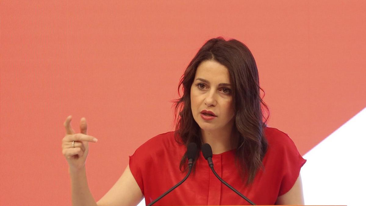 Inés Arrimadas en una rueda de prensa