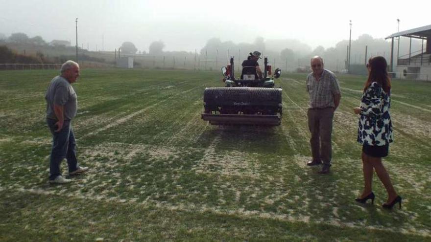 La concejala Ana Luisa González supervisa las obras en el campo de fútbol Agro Novo de Laro.