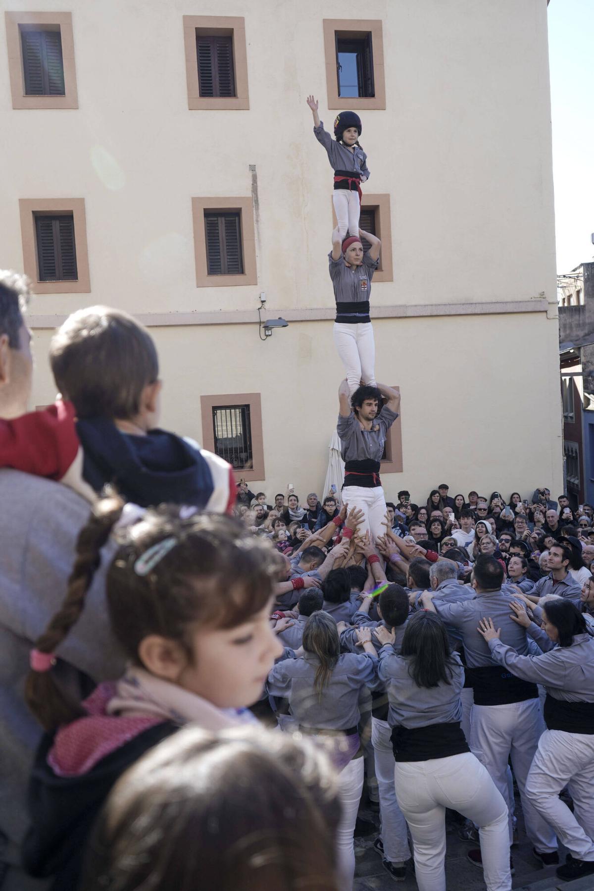 La pujada i baixada del pilar de quatre dels Tirallongues a Manresa
