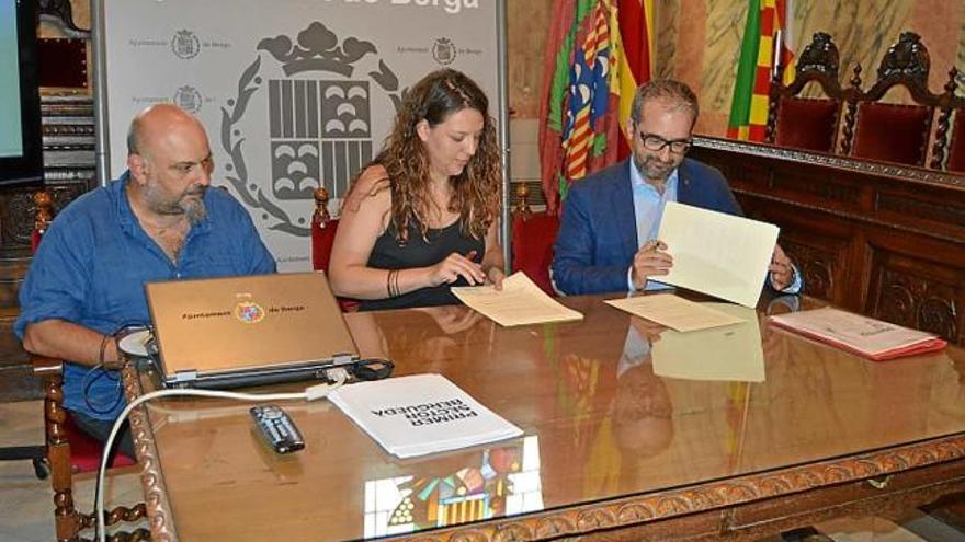 Francesc Ribera, Montserrat Venturós i Josep Ginesta signant el conveni