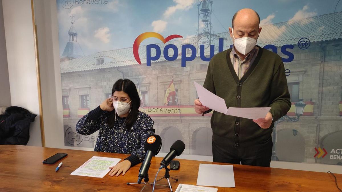 Beatriz Asensio y José Manuel Salvador, ayer, antes de la comparecencia. | J. A. G.