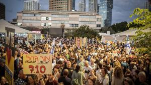 Familiares de rehenes retenidos en Gaza celebran en Tel Aviv el acuerdo de intercambio
