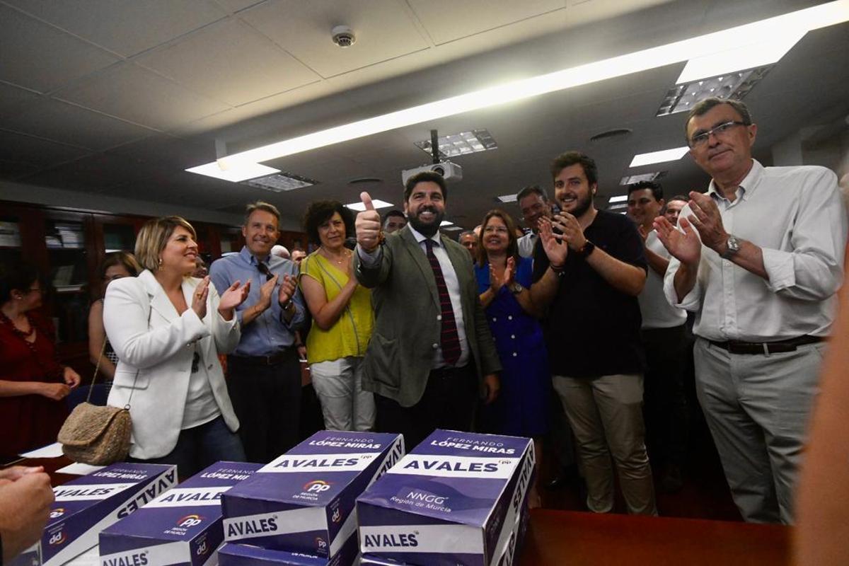 Miras entrega sus avales y el PP celebra la candidatura de integración con Fernández.