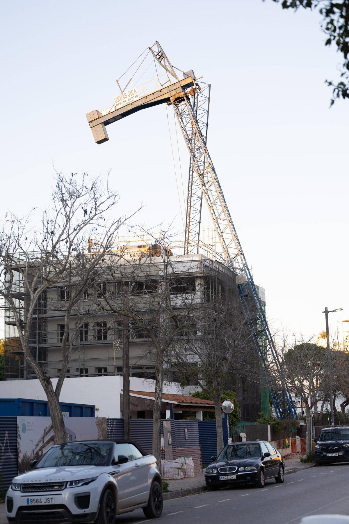 Galería: el fuerte viento en Ibiza tumba una enorme grúa en Platja d'en Bossa