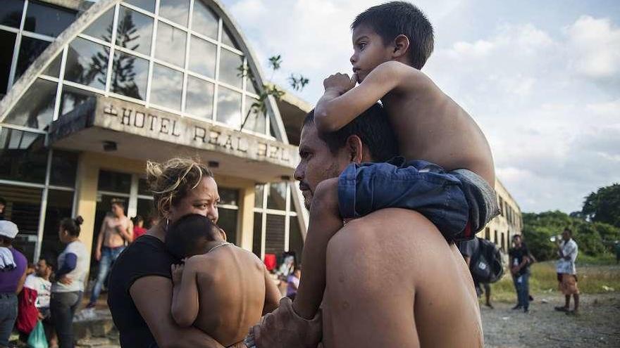 Integrantes de la caravana descansan en Matías Romero, en el estado mexicano de Oaxaca. // Efe