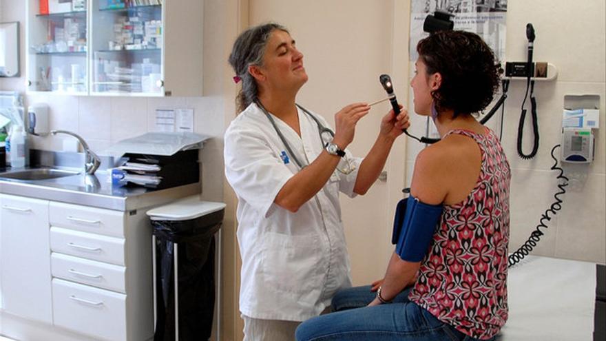 Canarias suma 296 nuevos casos de covid-19 y seis fallecidos desde el viernes