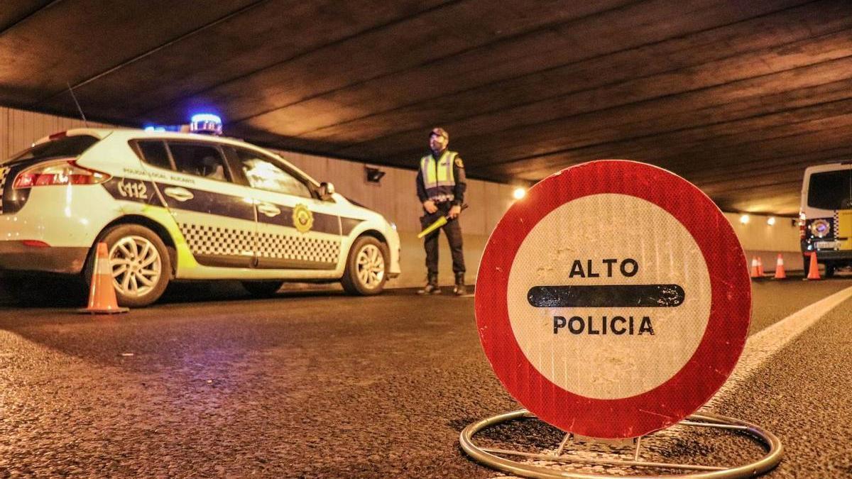 Un control de la Policía Local de Alicante, en una imagen de archivo