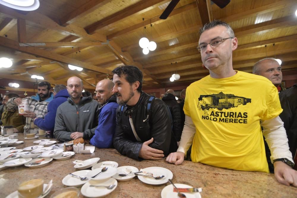 Los trabajadores de Alcoa de Asturias parten hacia Madrid a una manifestación contra el cierre de la fábrica