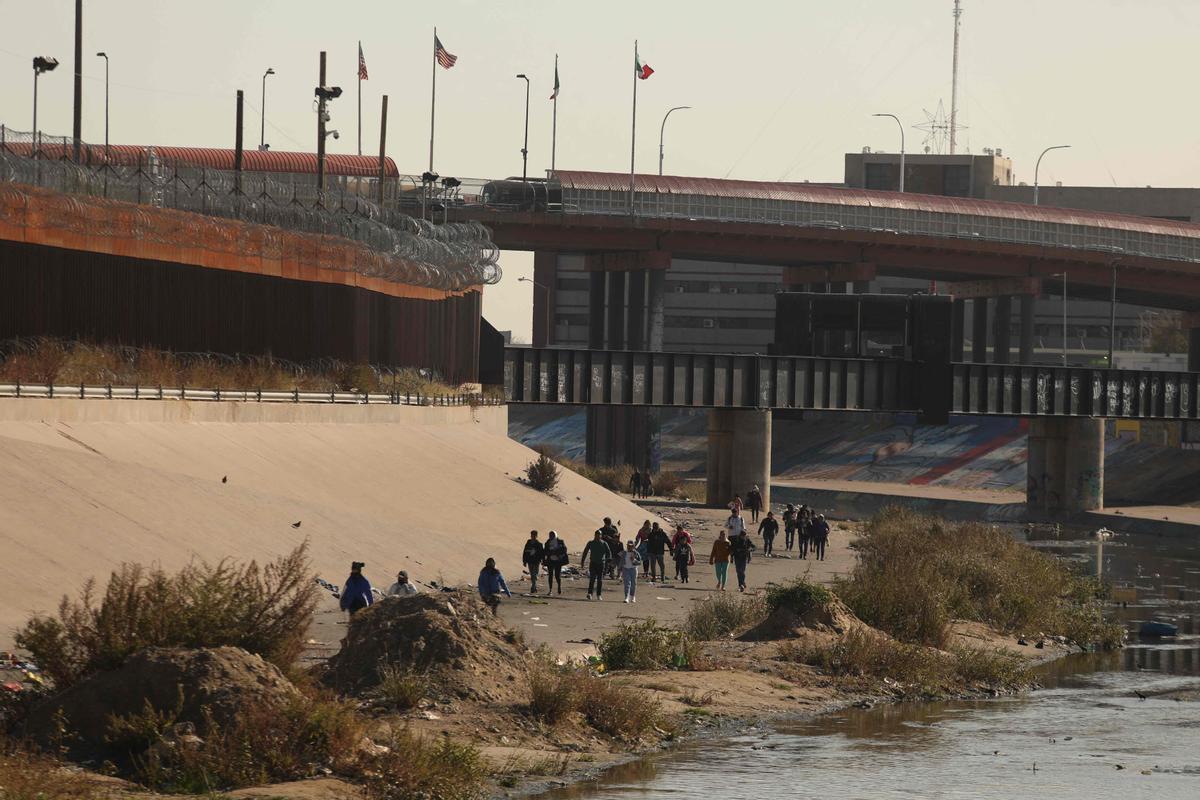 Un aluvión de inmigrantes cruzan Río Grande de Ciudad Juárez (México) a El Paso (Texas) ante un posible cambio en la política migratoria