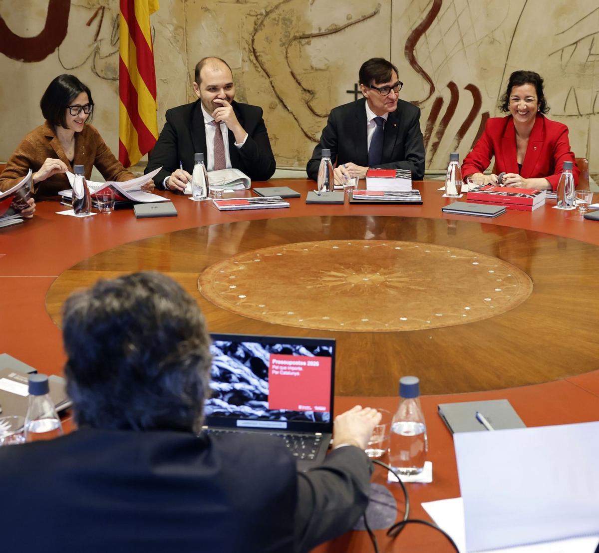 Illa i alguns dels seus consellers durant la reunió del Govern divendres. | TONI ALBIR / EFE