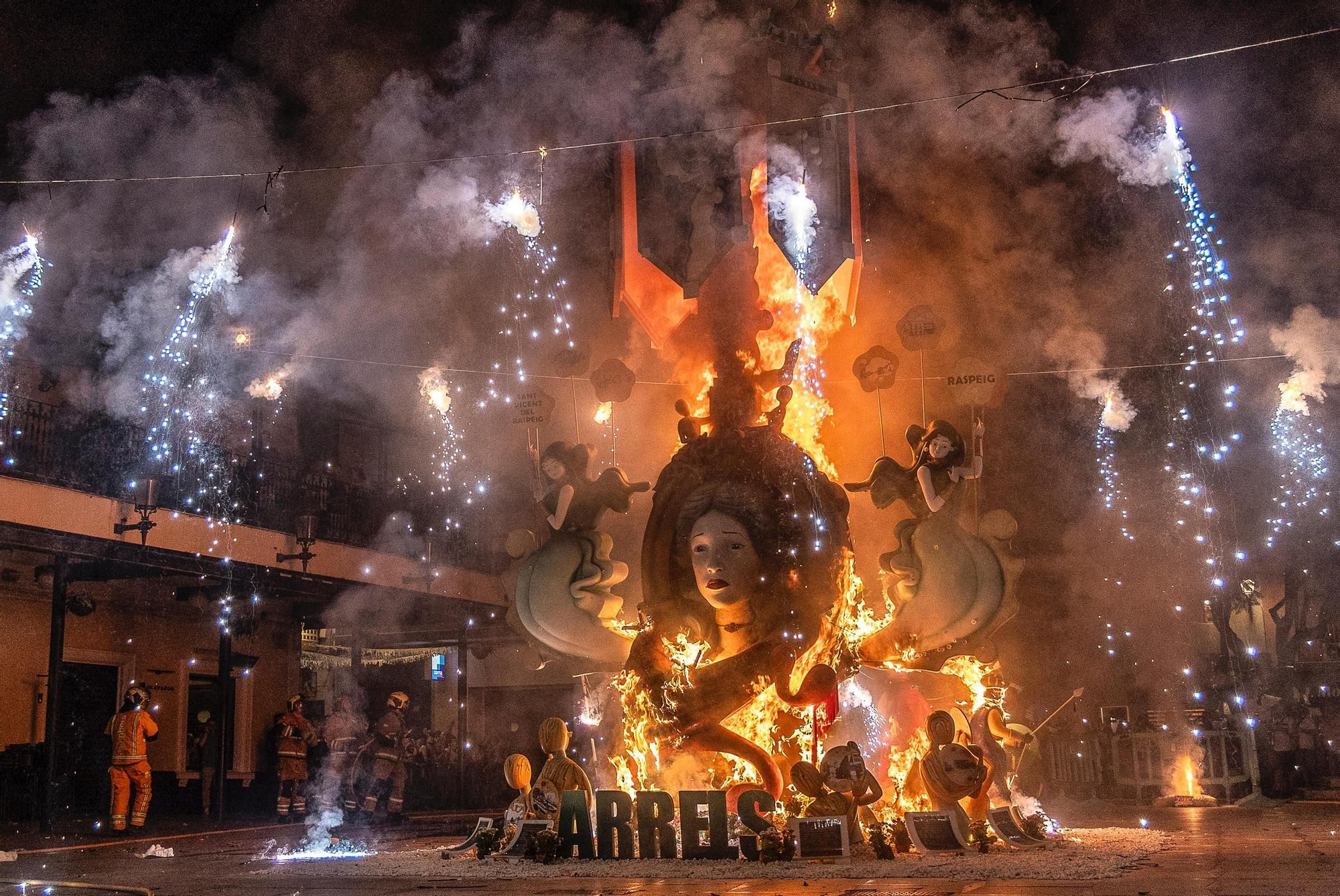 La cremà de las Hogueras de San Vicente, en imágenes