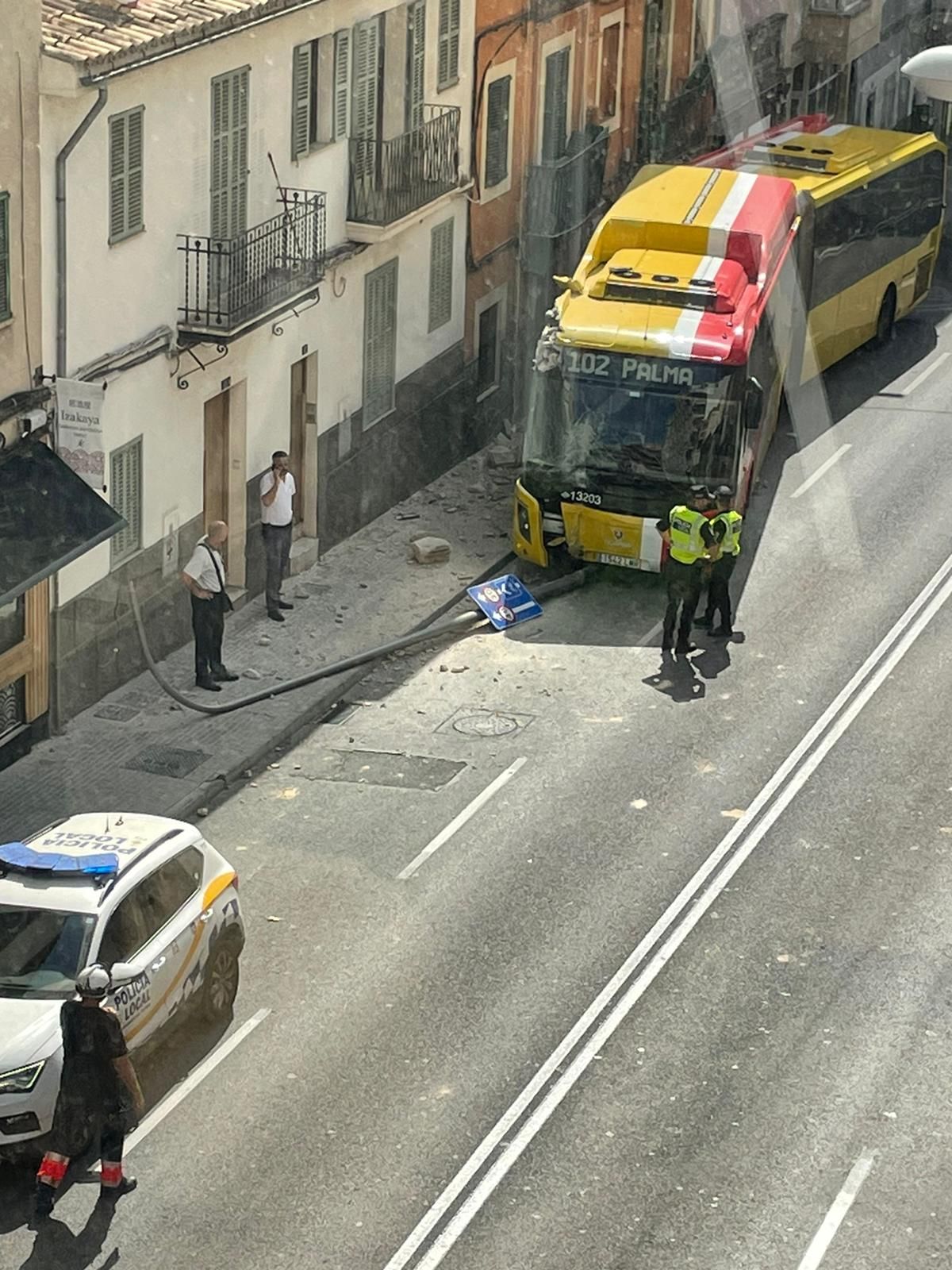 Un autocar del TIB se estrella contra una farola y un balcón en Palma
