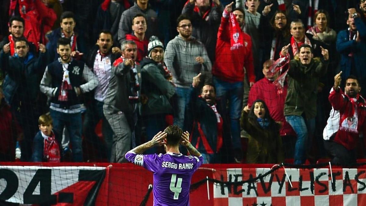 Sergio Ramos celebra su gol 'a lo Panenka' frente a los Biris en el Sánchez Pizjuán.