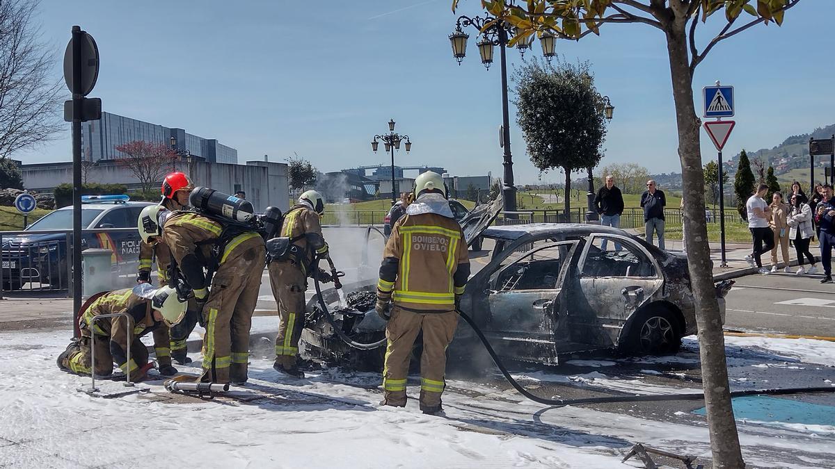 Los bomberos apagan el fuego.