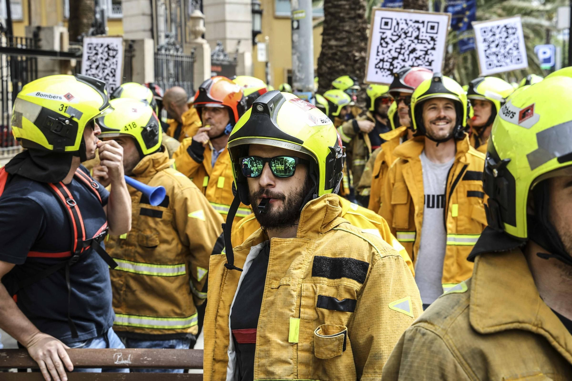 Protesta de los bomberos frente a la Diputación de Alicante