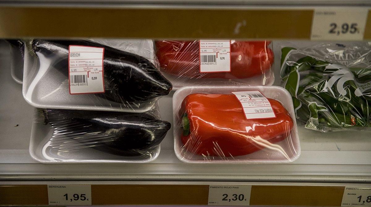 Verduras envasadas individualmente en un supermercado de Barcelona.