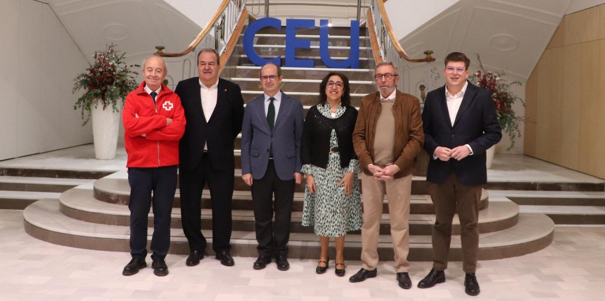 El rector del CEU UCH, Higinio Marín con los representantes de las ONG.