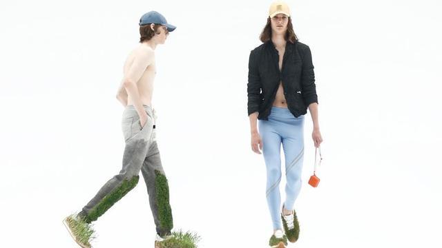 Modelos durante el desfile de Loewe en París.