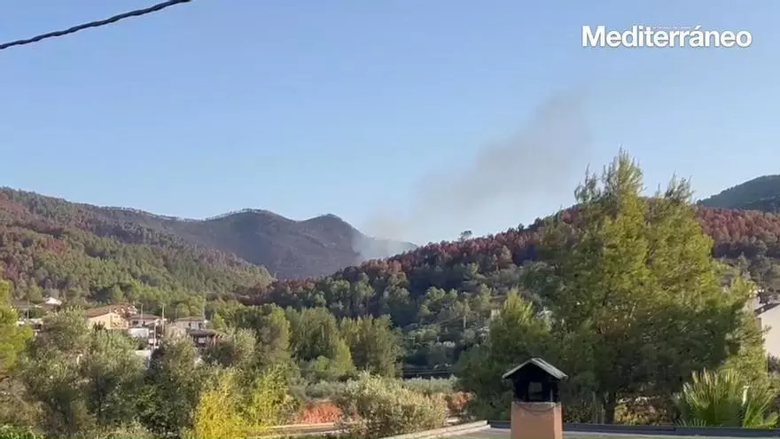 Alerta por una posible reproducción del incendio en la Serra d'Espadà: Movilizan hasta cinco medios aéreos