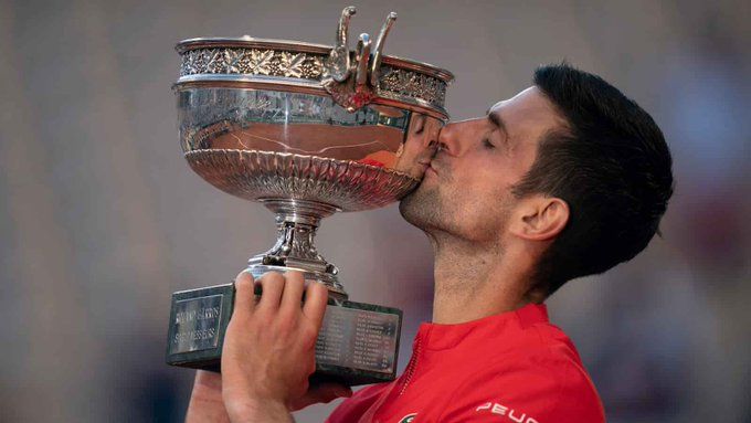 Djokovic besa la copa de Roland Garros.