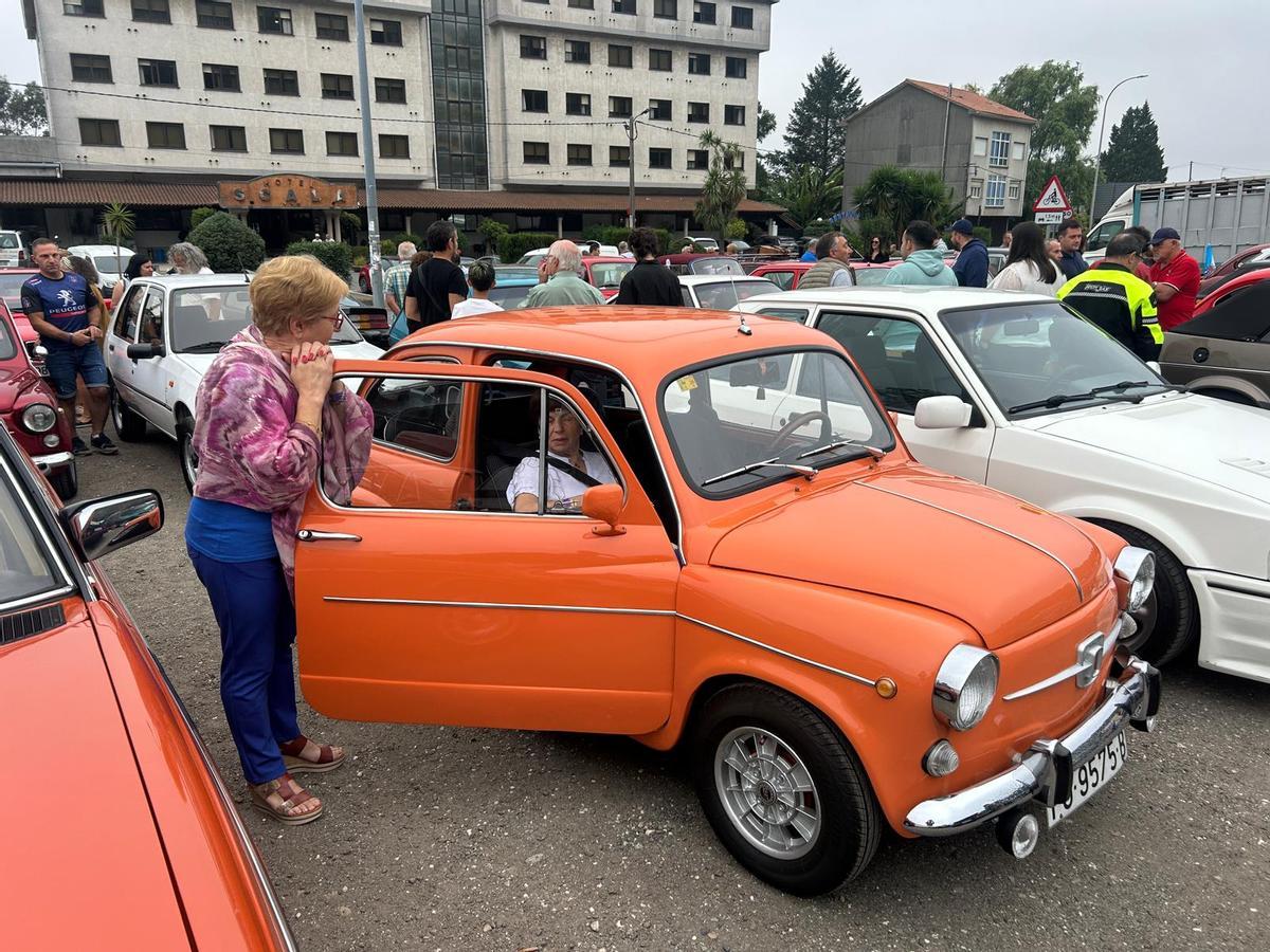 Joyas sobre ruedas: más de 140 vehículos históricos se dan cita en Padrón Joyas sobre ruedas: más de 140 vehículos históricos se dan cita en Padrón