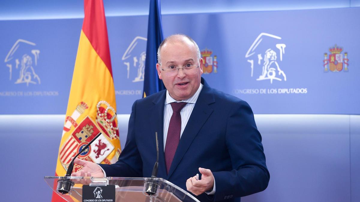 Archivo - El portavoz del PP en el Congreso, Miguel Tellado, durante una rueda de prensa en el Congreso de los Diputados, a 1 de abril de 2025, en Madrid (España).