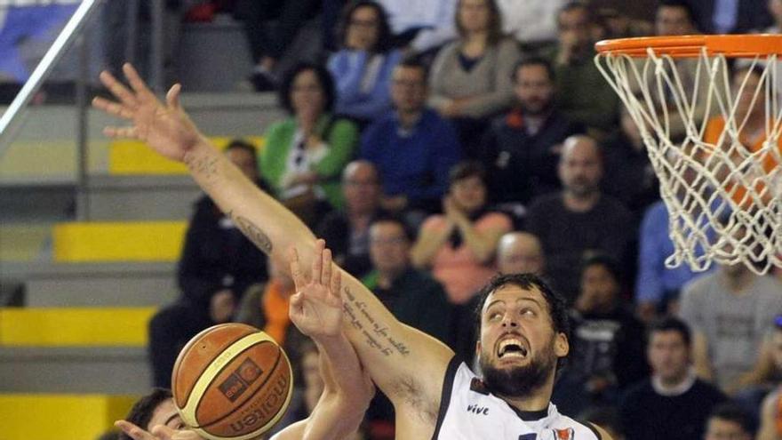 Ángel Hernández entra a canasta obstaculizado por Gatell, no encontro do pasado domingo en Riazor.