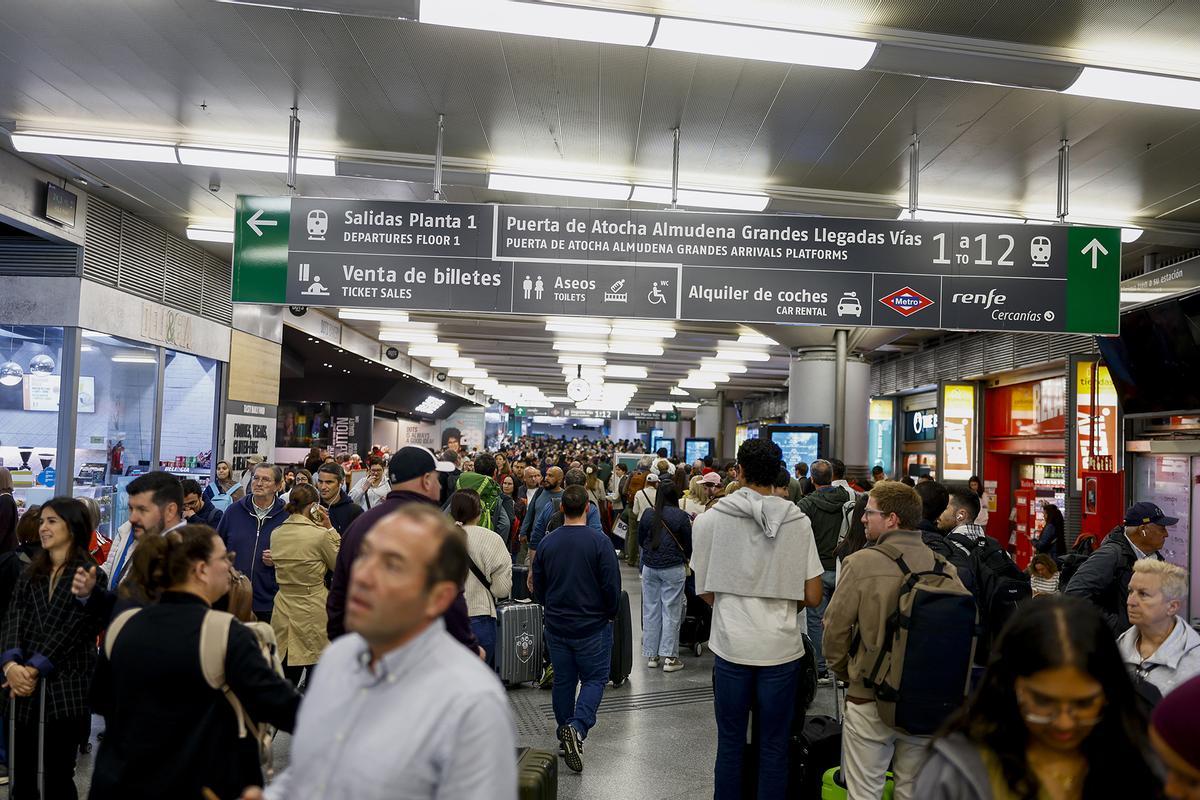 Colas y desconcierto en Atocha tras el robo de cable en la línea de alta velocidad Madrid-Andalucía