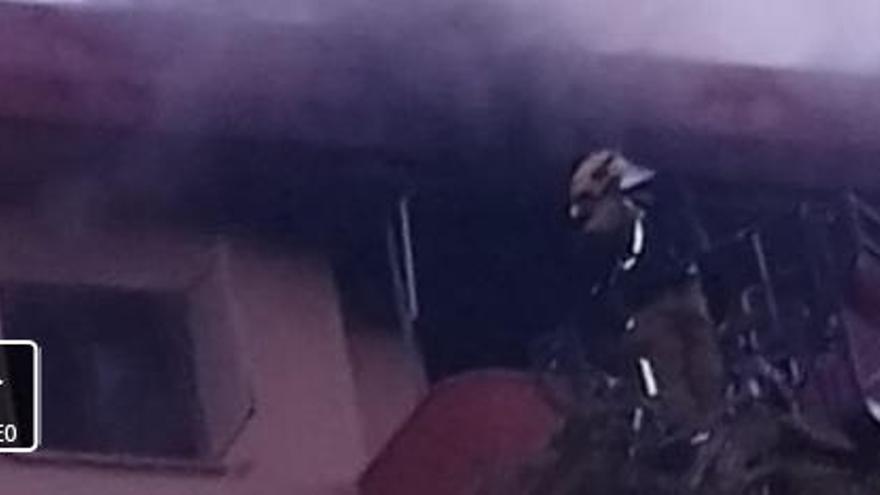 Un herido grave en un incendio en un piso del Polígono de Levante