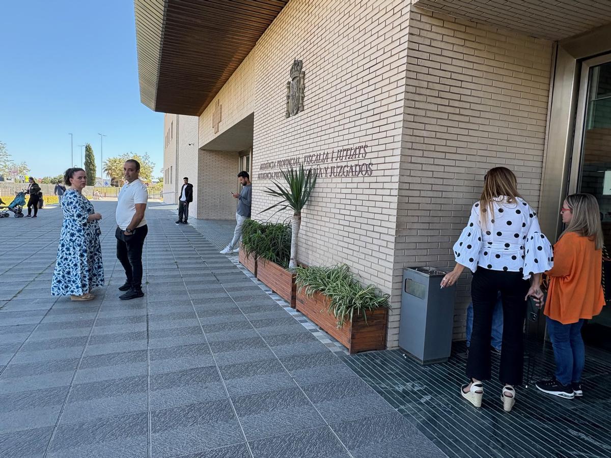 Trabajadores de los juzgados, aguardaban a las puertas del edificio ante la incertidumbre.