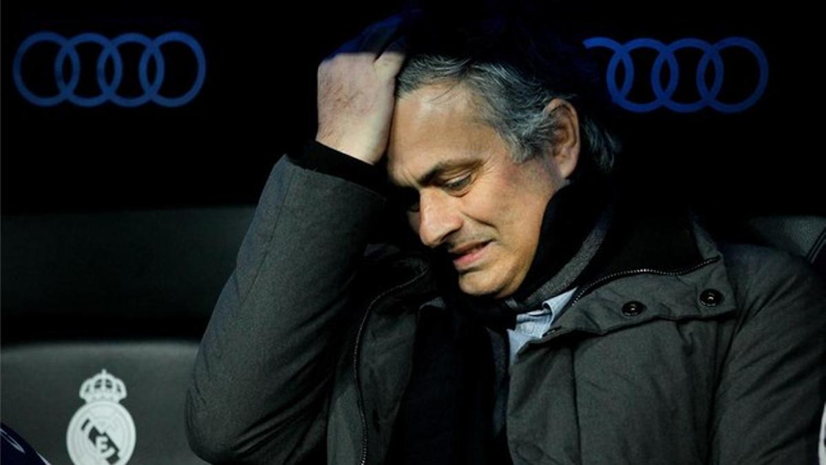 El técnico del Madrid, Jose Mourinho, en el banquillo del Bernabéu