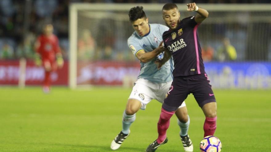 Rafinha, presionado por Roncaglia. // J. Lores