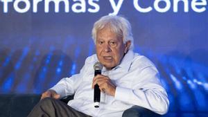 Felipe González lamenta que la democracia está en retroceso en una época difícil