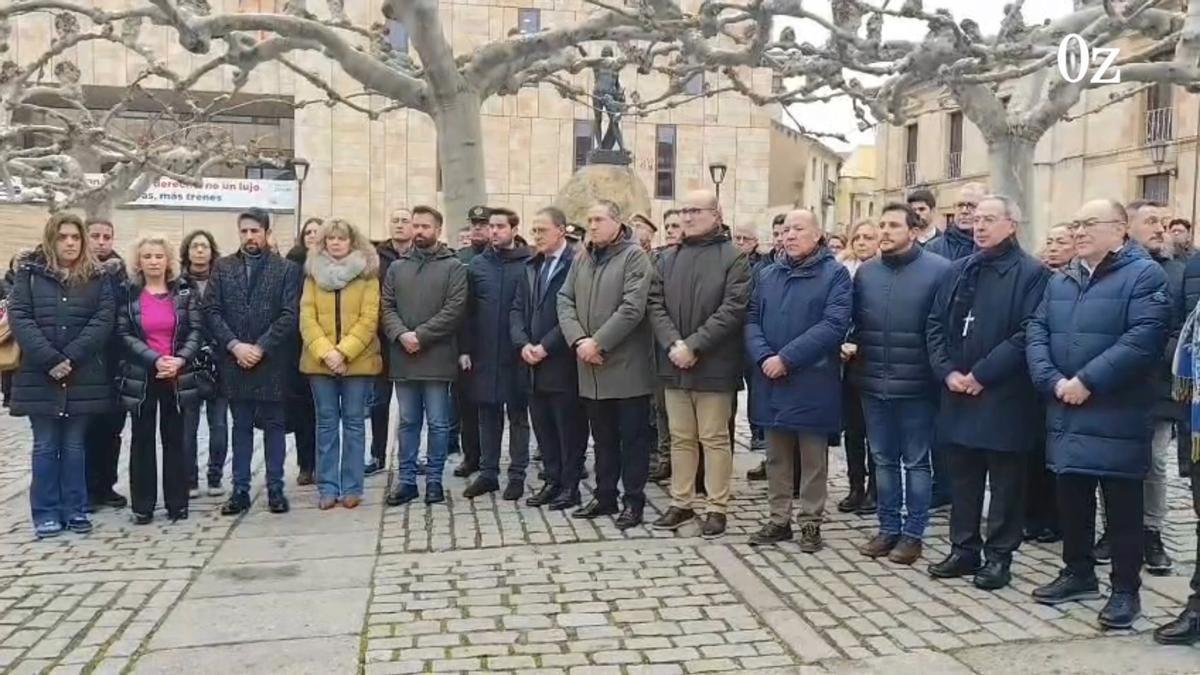 Zamora se suma al dolor de Adamuz por el descarrilamiento del tren: minuto de silencio en la Plaza Viriato