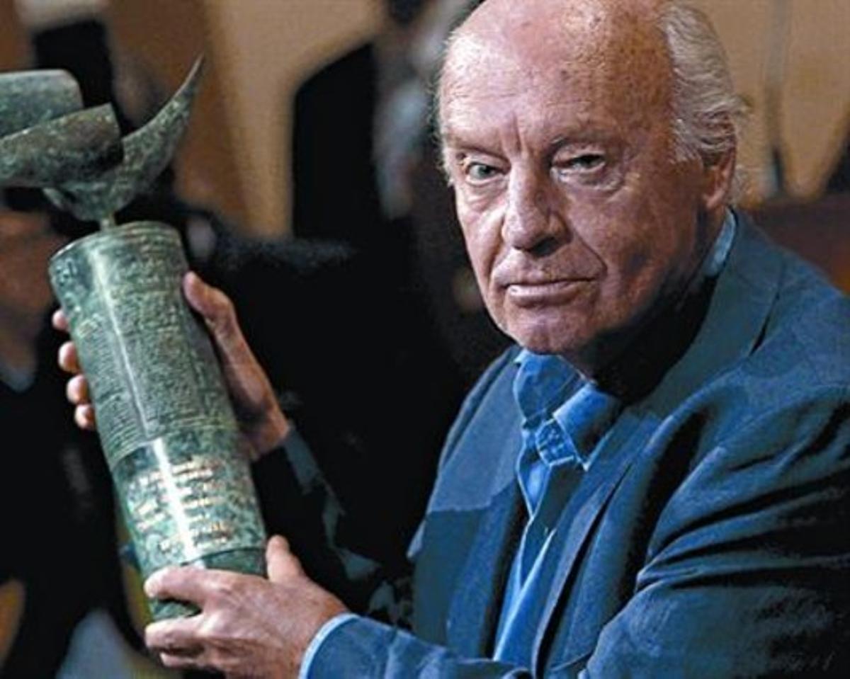 Galeano, amb el premi de Periodisme Vázquez Montalbán. Galeano, amb el premi de Periodisme Vázquez Montalbán.