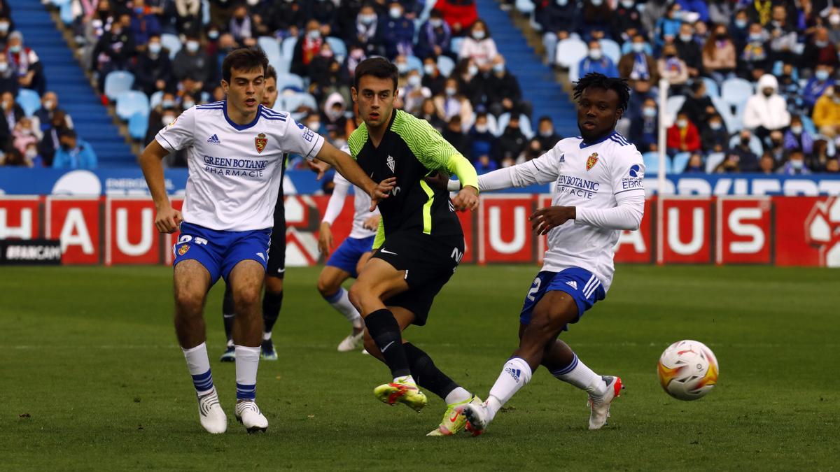 Francho Serrano y James Igbekeme presionan a un rival en el duelo ante el Sporting.